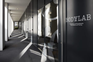 Aussenaufnahmen BodyLab | Osteopathie Physiotherapie Rehabilitation Training Massage Fasziendistorsionsmodell FDM | Zürich